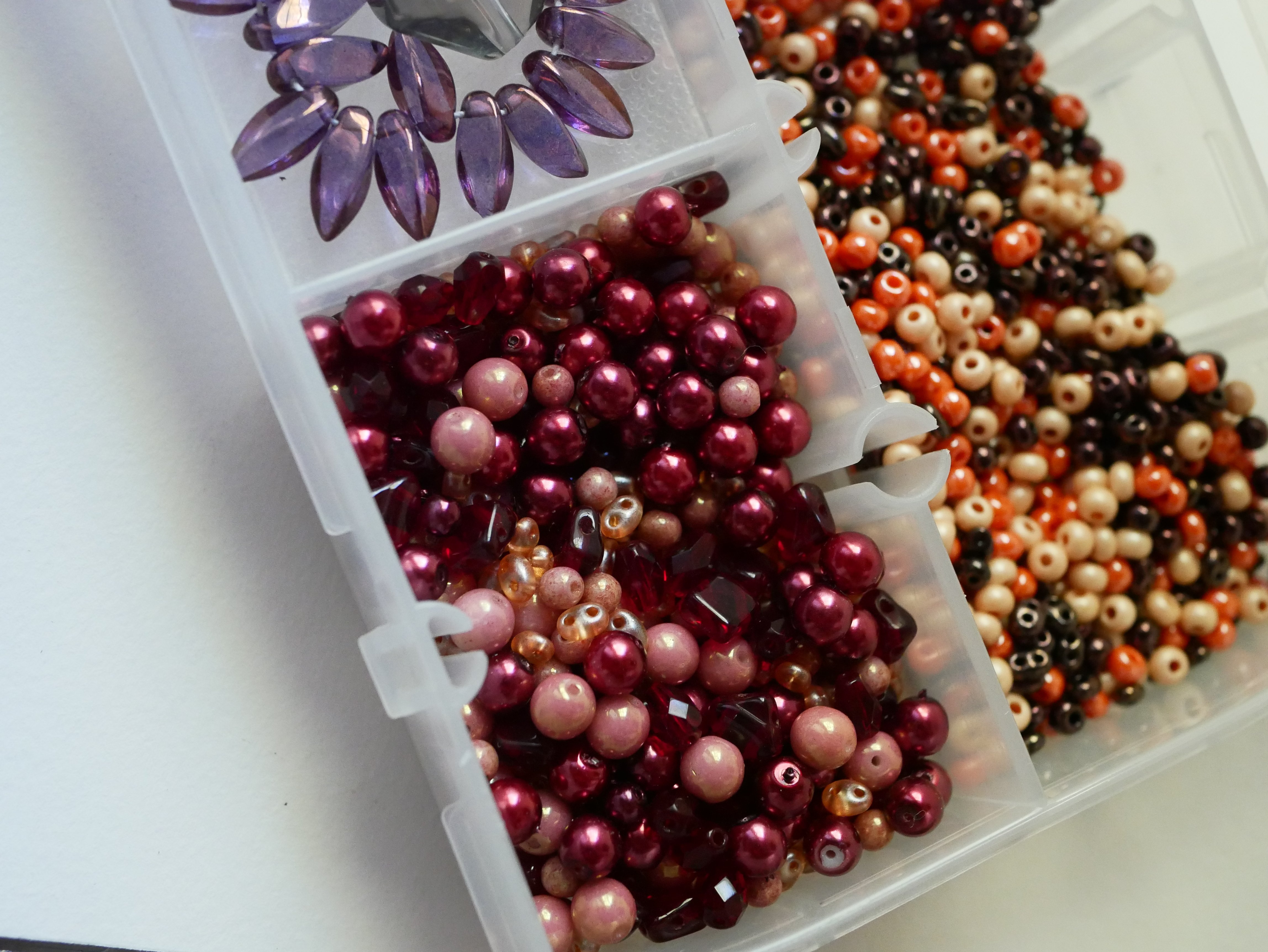 Boite de perles en m&eacute;lange ambre/p&ecirc;che/orange/rouge - 360 gr