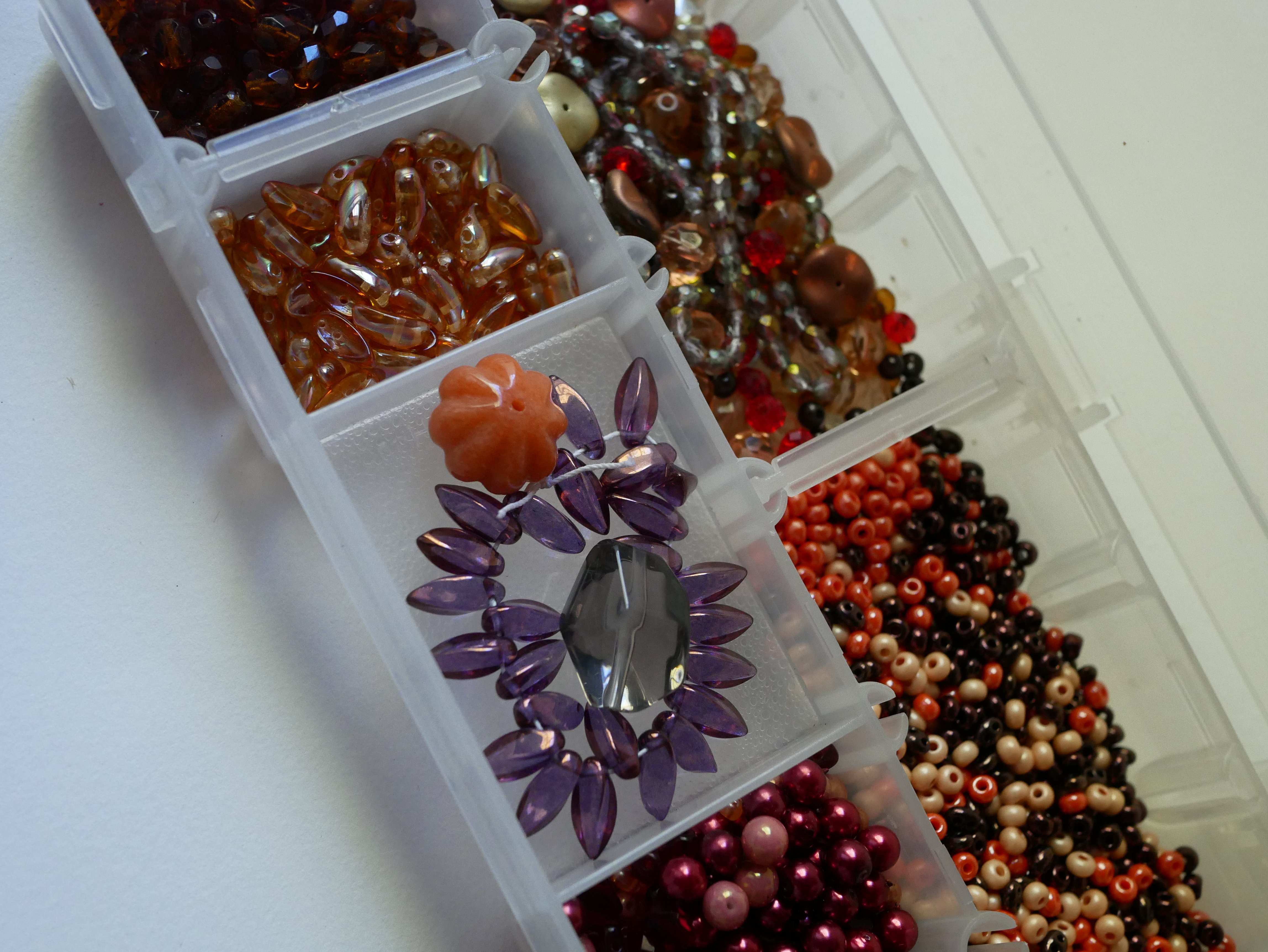 Boite de perles en m&eacute;lange ambre/p&ecirc;che/orange/rouge - 360 gr