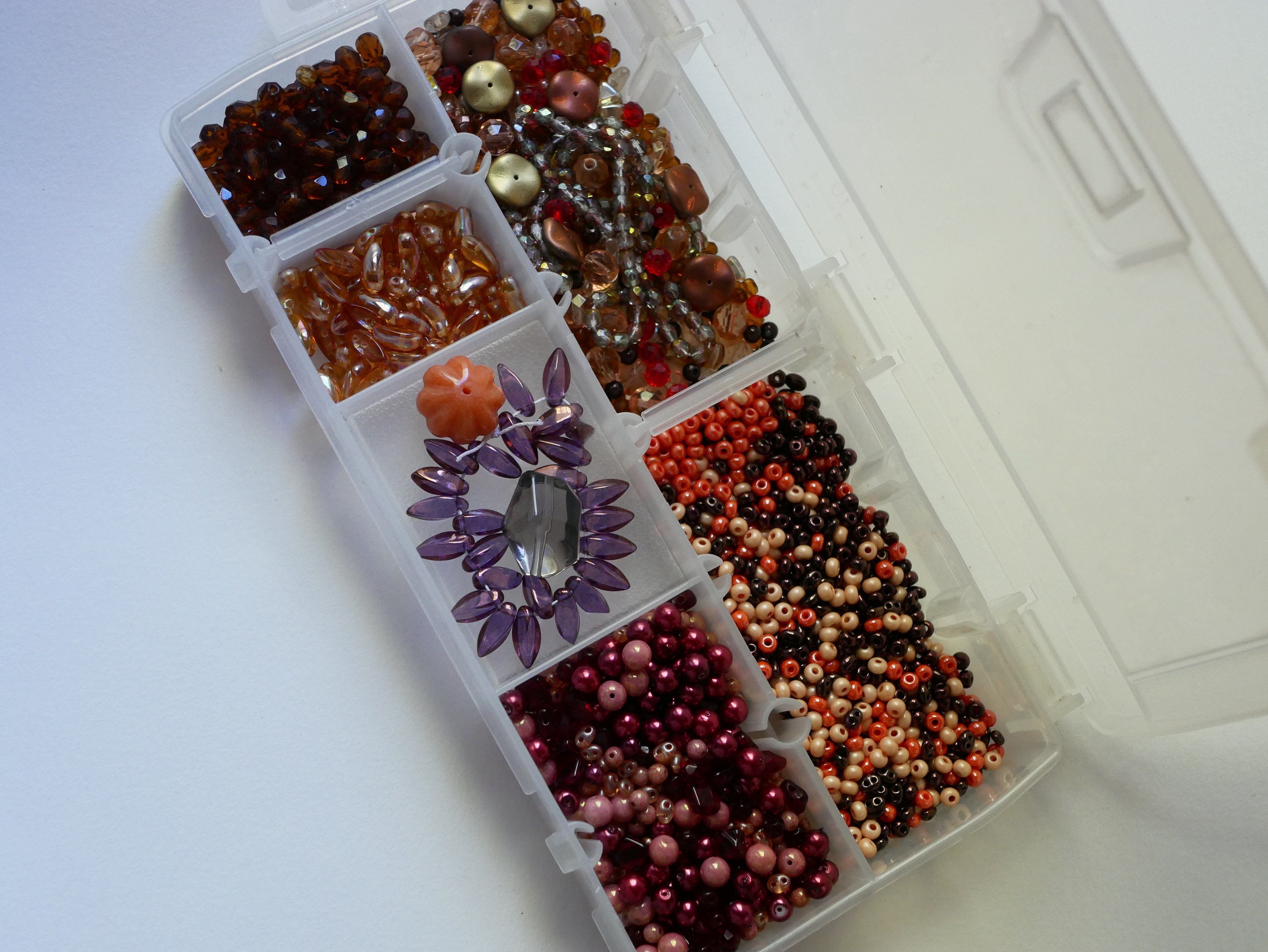 Boite de perles en m&eacute;lange ambre/p&ecirc;che/orange/rouge - 360 gr