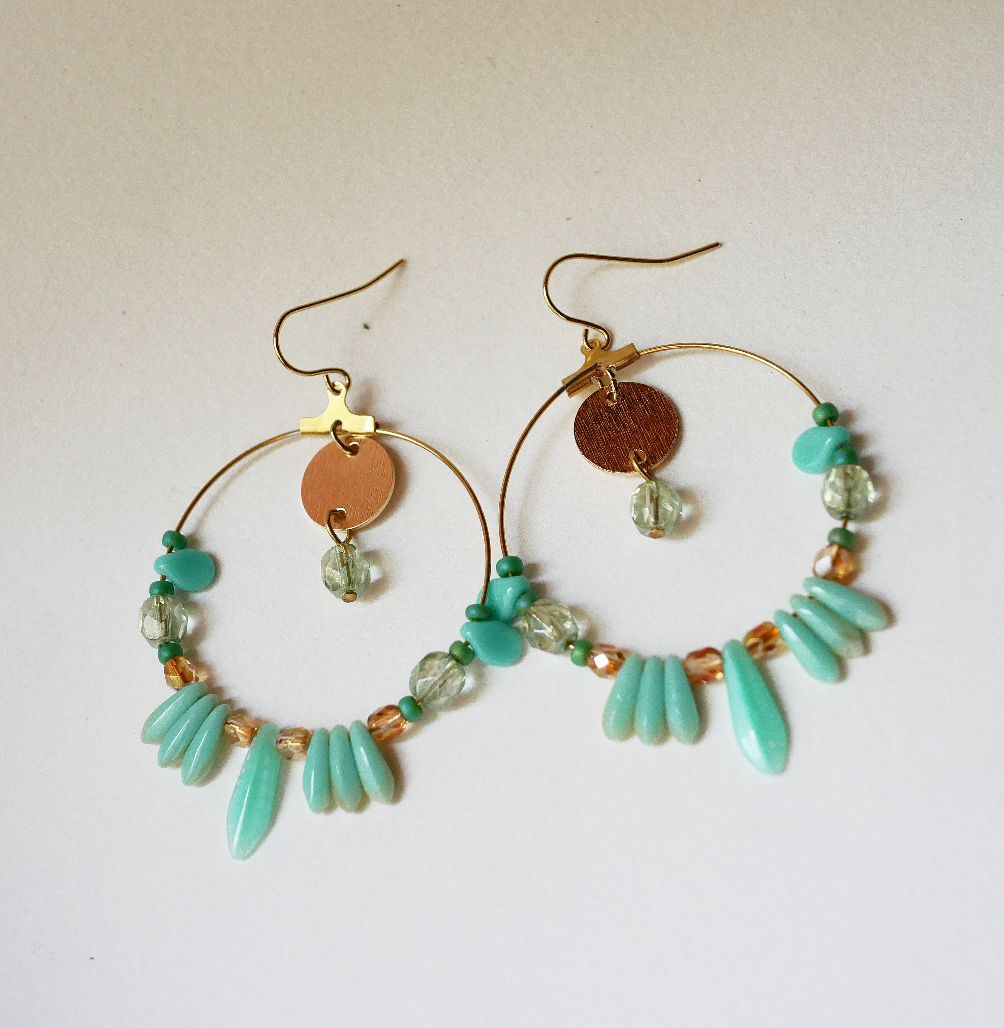 Boucles d'oreilles grandes cr&eacute;oles dor&eacute;es perles turquoise vert d'eau