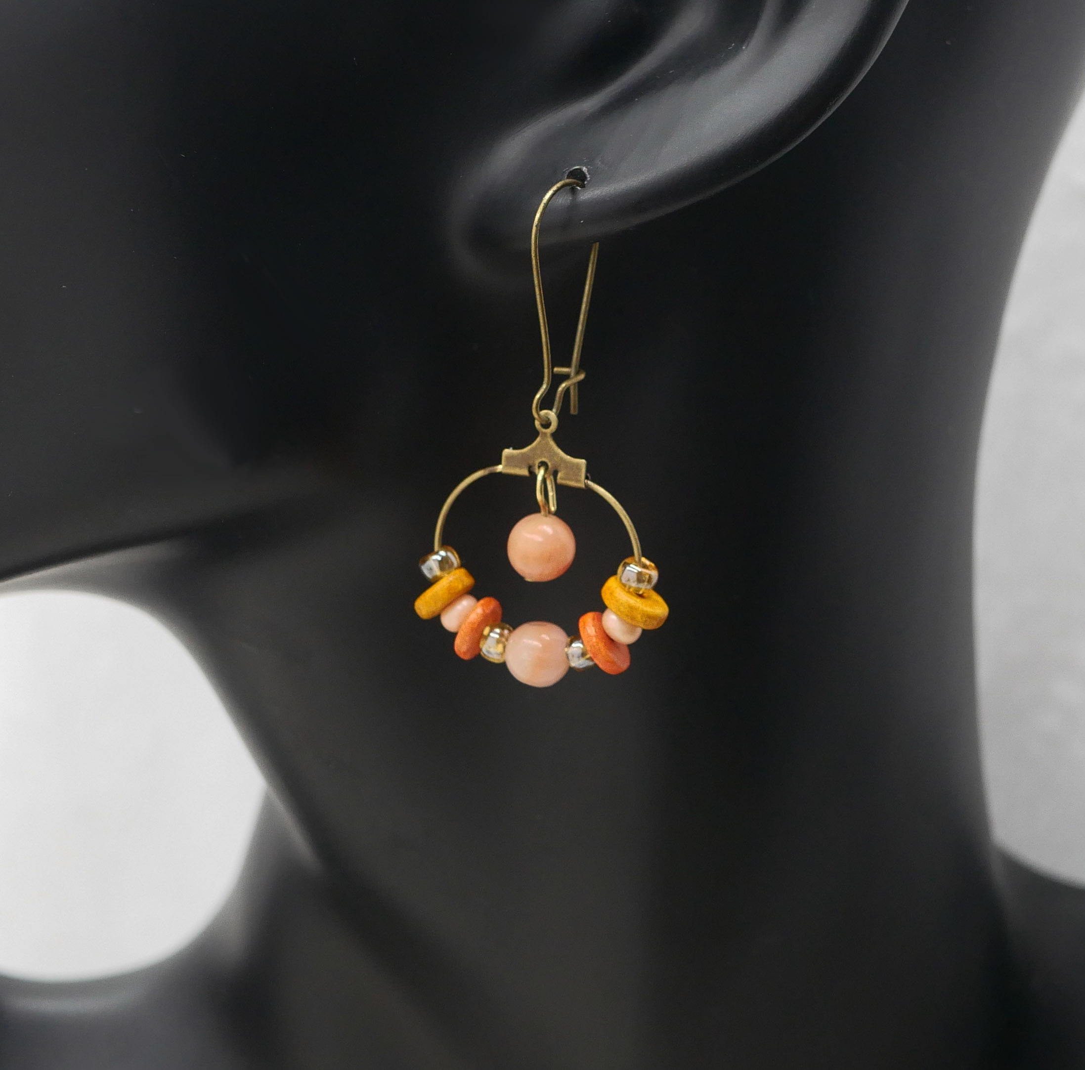 Boucles d'oreilles petites créoles laiton aux perles corail et pêche