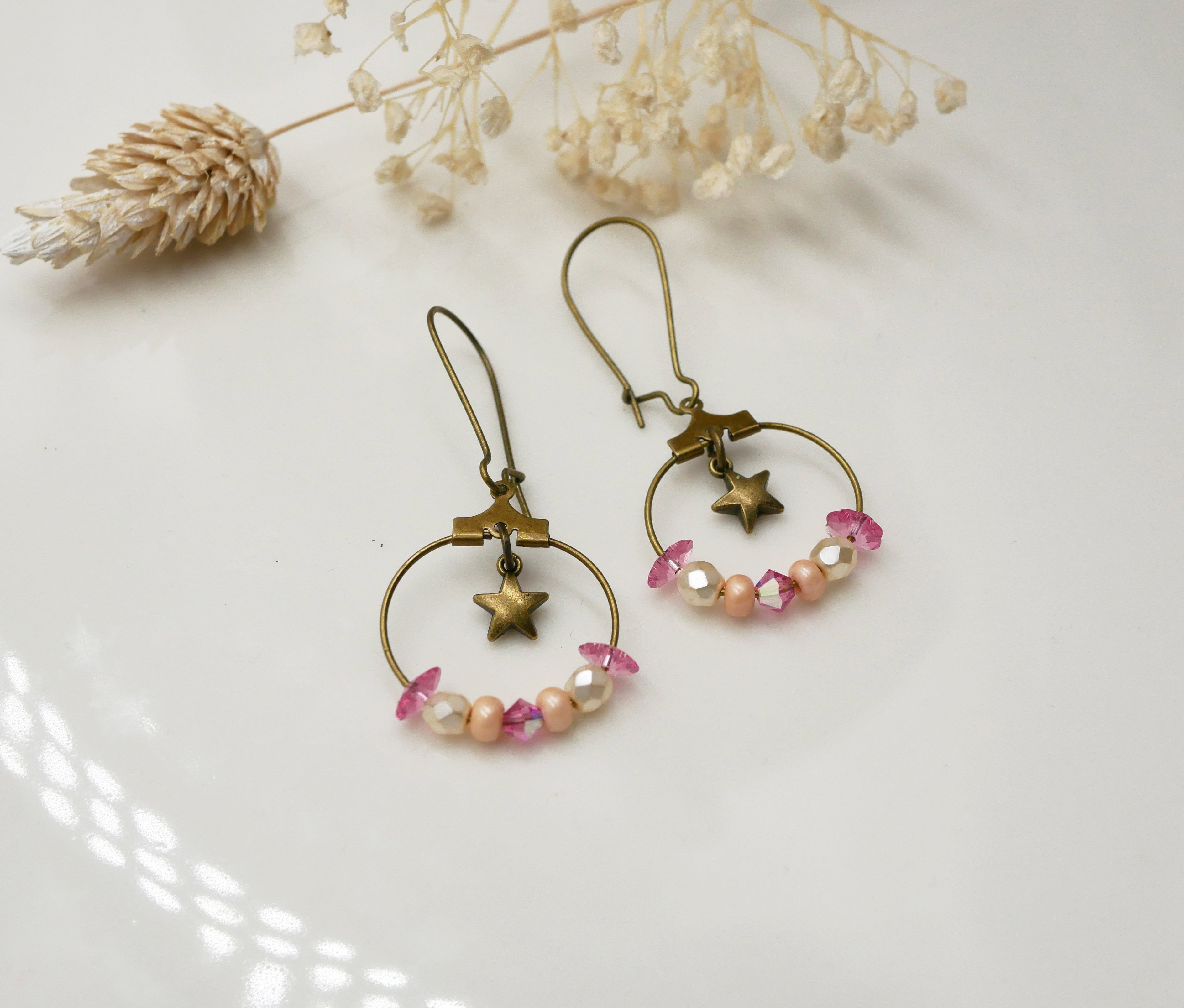 Boucles d'oreilles petites créoles laiton aux perles rose et pêche