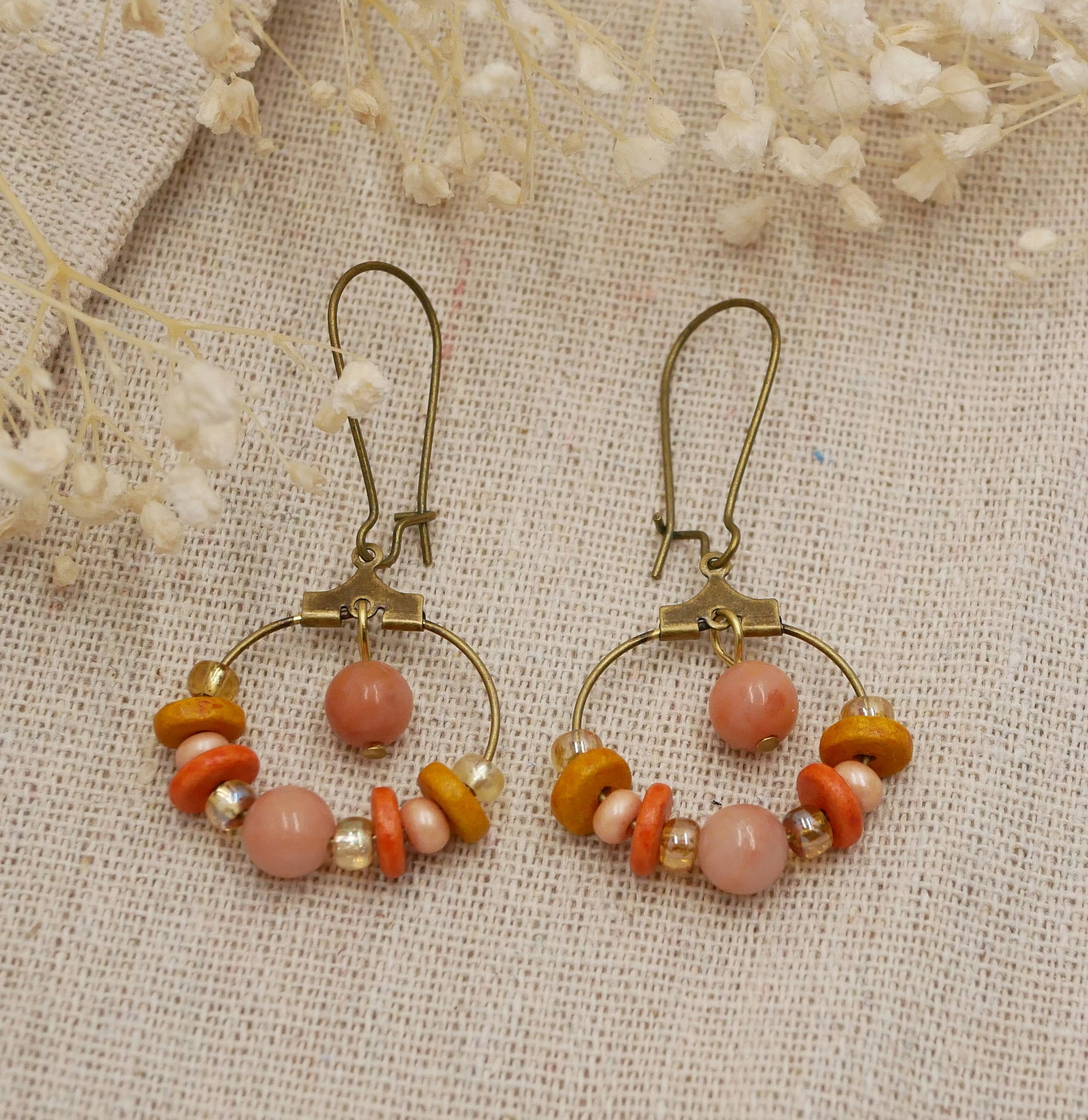 Boucles d'oreilles petites créoles laiton aux perles corail et pêche