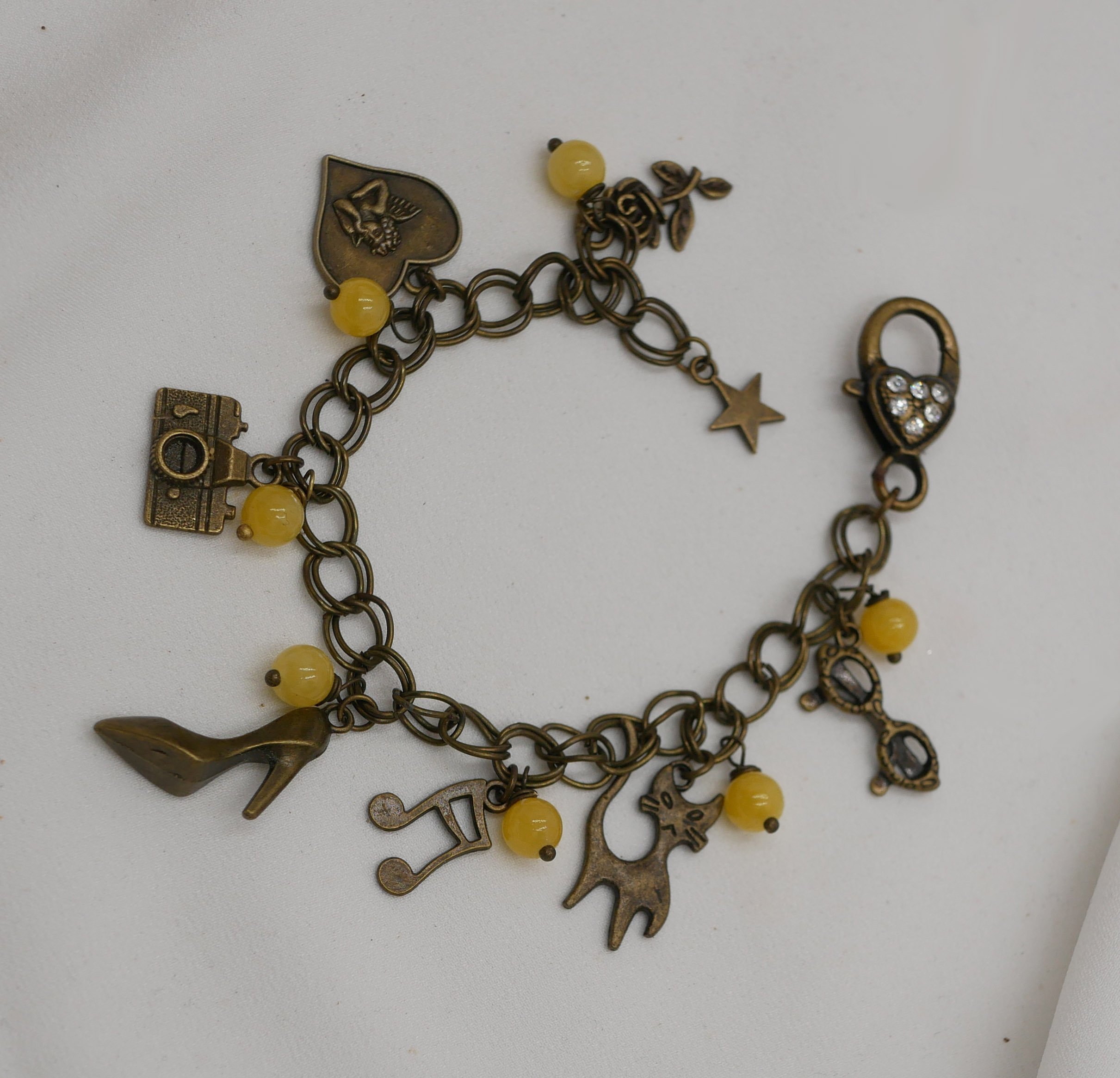 Bracelet aux breloques et perles jaunes sur cha&icirc;ne aux larges anneaux doubles