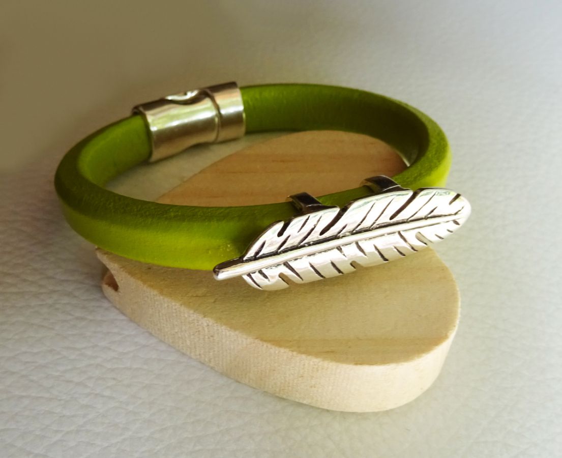 Bracelet cuir Regaliz Vert anis Plume argentée