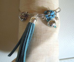 Bracelet jonc perles et pompon bleu sarcelle