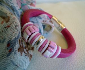 Regaliz læder og pink perle armbånd