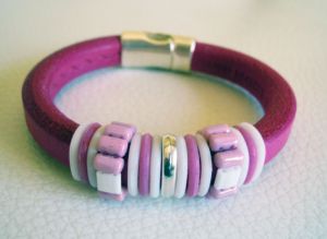 Regaliz læder og pink perle armbånd