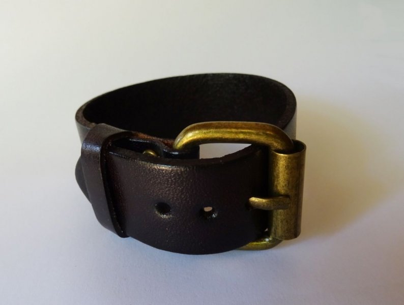 Bracelet manchette homme en cuir grav&eacute;