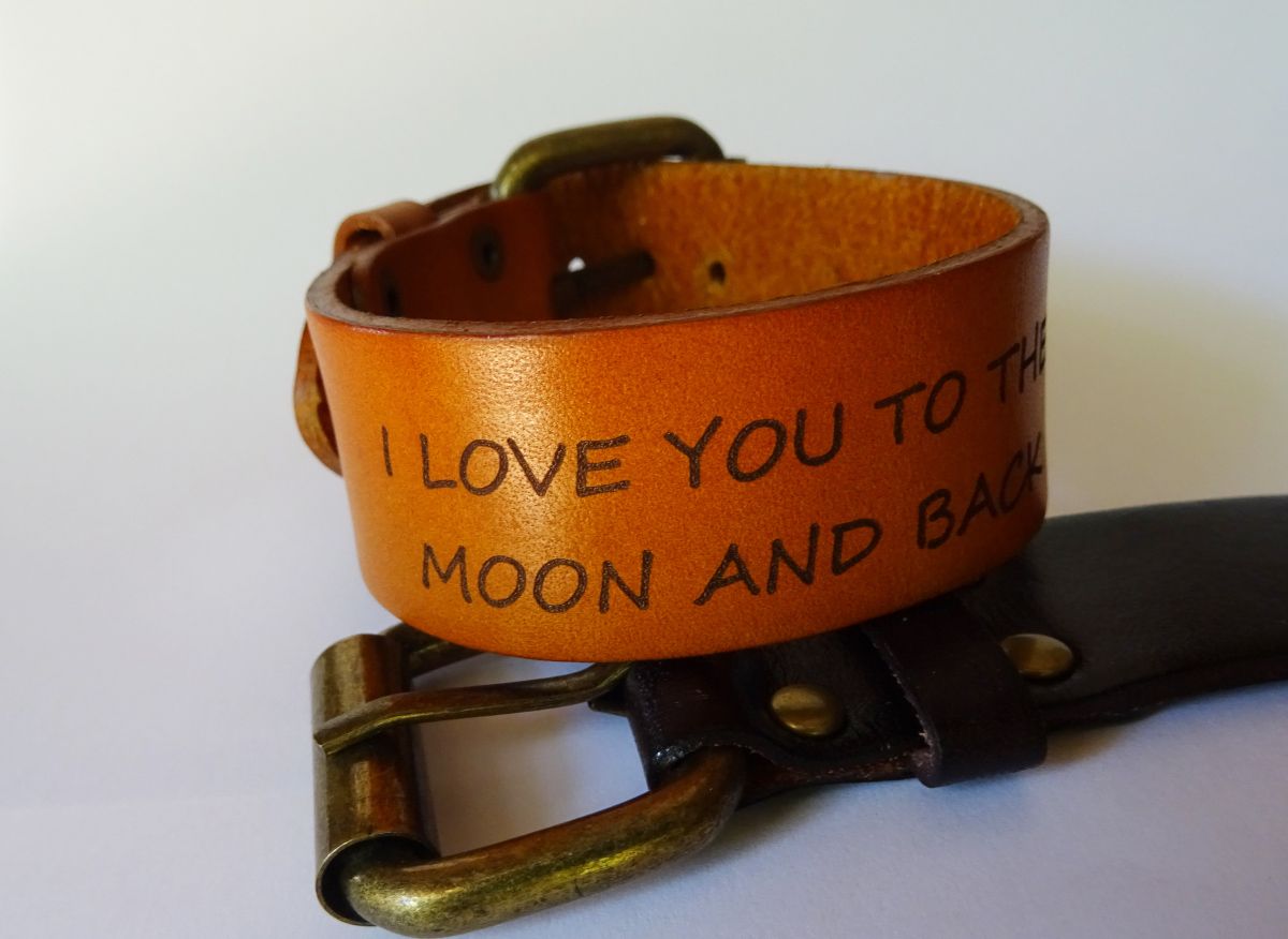 Bracelet manchette homme en cuir grav&eacute;