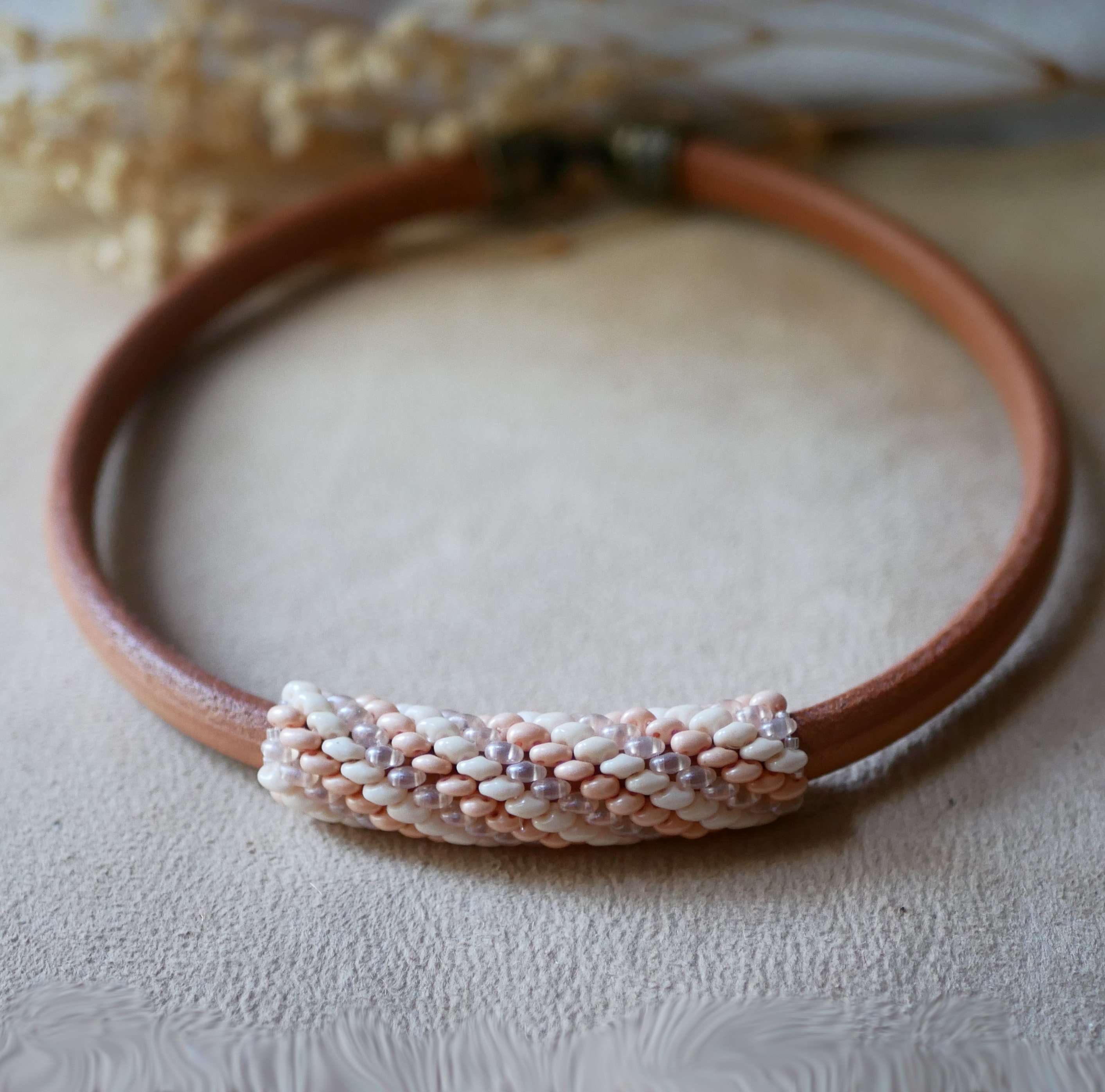 Regaliz l&aelig;derhalsk&aelig;de med n&oslash;gne perler