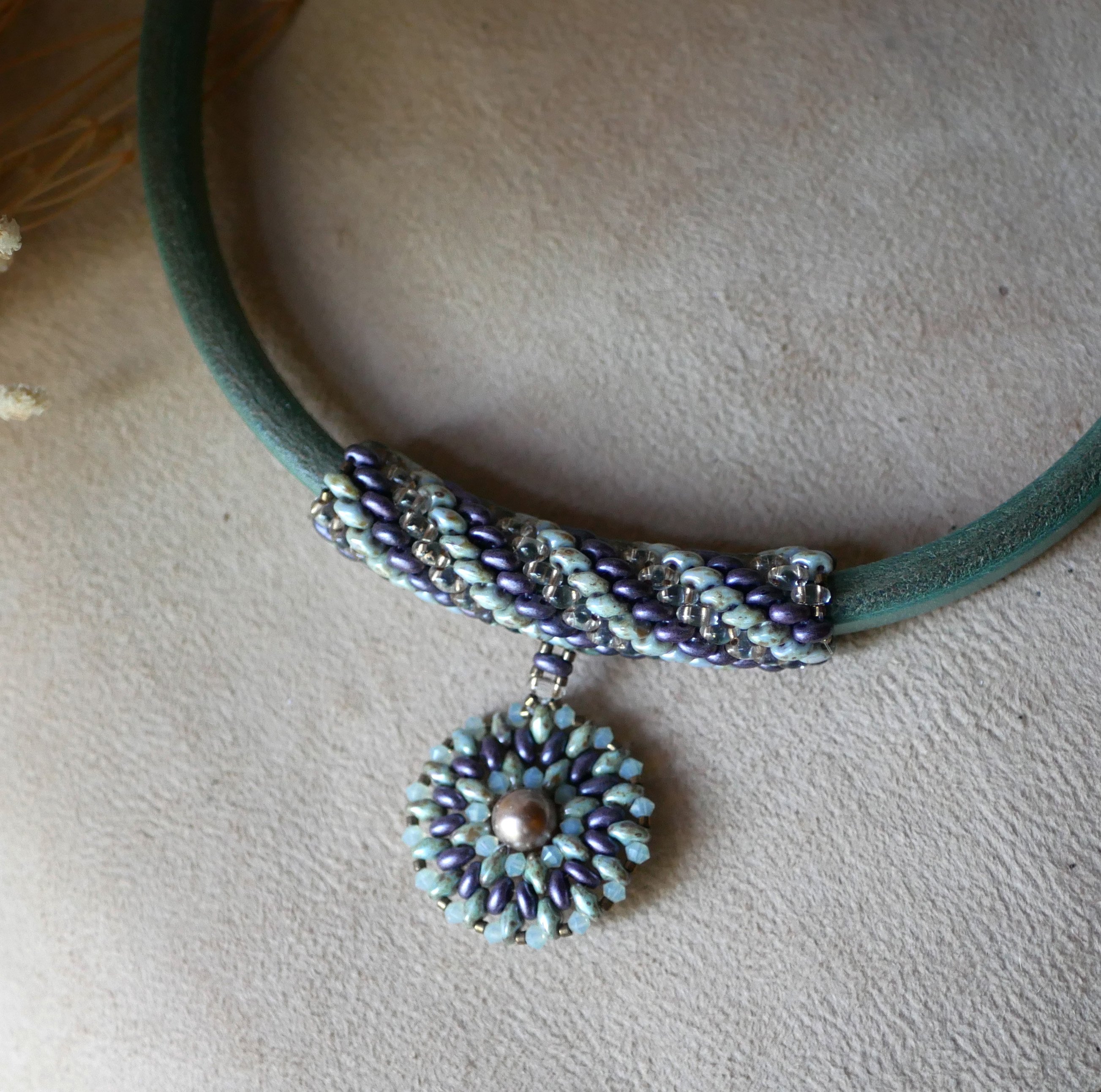 Halsk&aelig;de l&aelig;der vedh&aelig;ng Regaliz perler lilla/gr&oslash;n