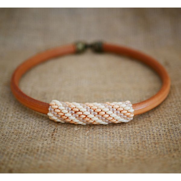 Regaliz l&aelig;derhalsk&aelig;de med n&oslash;gne perler