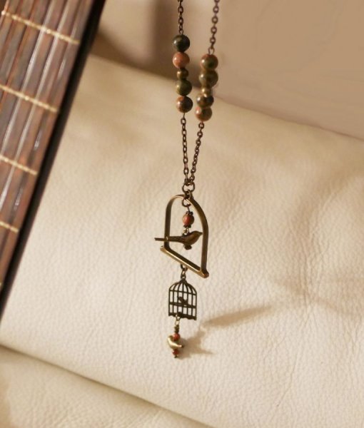 Halsk&aelig;de med langt vedh&aelig;ng med fugl