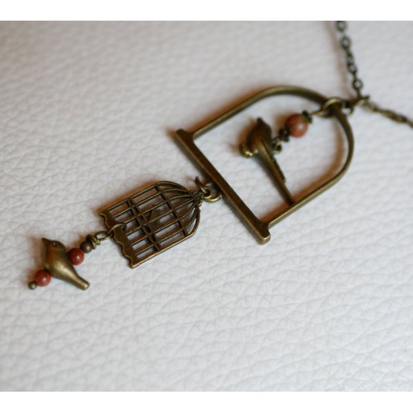 Halsk&aelig;de med langt vedh&aelig;ng med fugl