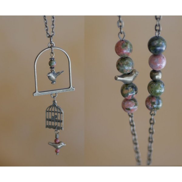 Halsk&aelig;de med langt vedh&aelig;ng med fugl