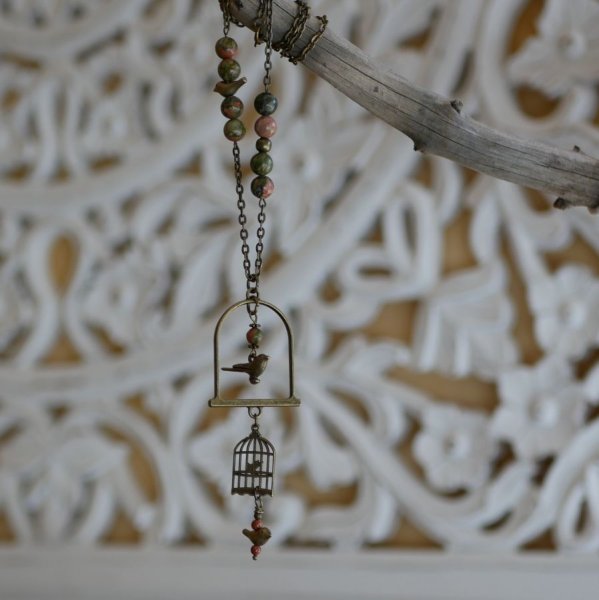 Halsk&aelig;de med langt vedh&aelig;ng med fugl