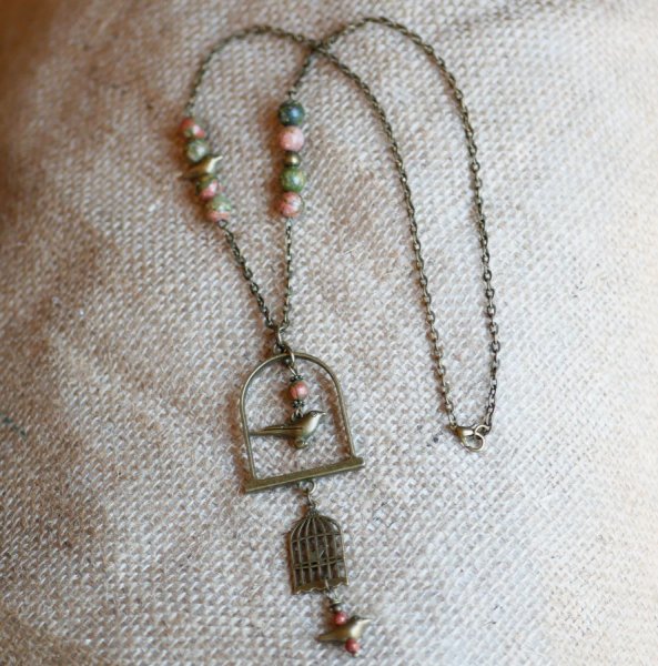 Halsk&aelig;de med langt vedh&aelig;ng med fugl