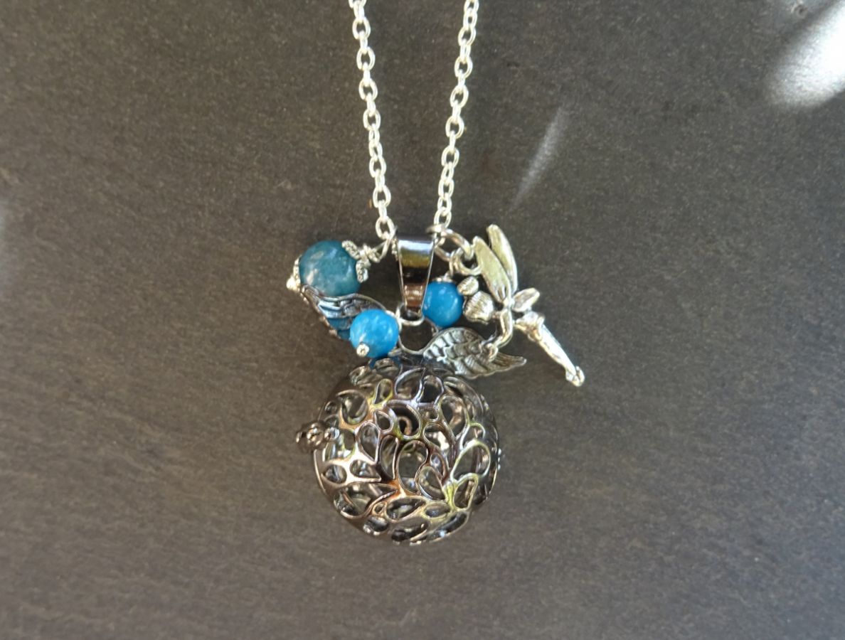 Collier pendentif boite à parfum et perles bleues