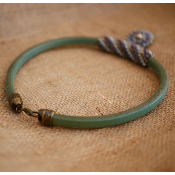 Halsk&aelig;de l&aelig;der vedh&aelig;ng Regaliz perler lilla/gr&oslash;n