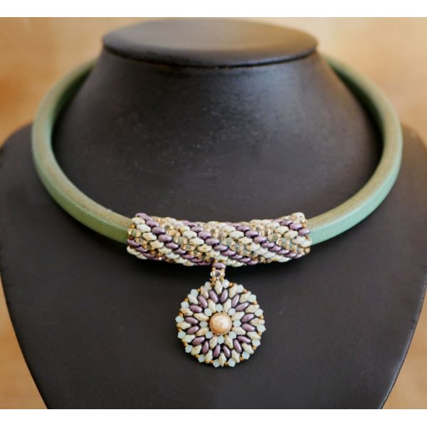 Halsk&aelig;de l&aelig;der vedh&aelig;ng Regaliz perler lilla/gr&oslash;n