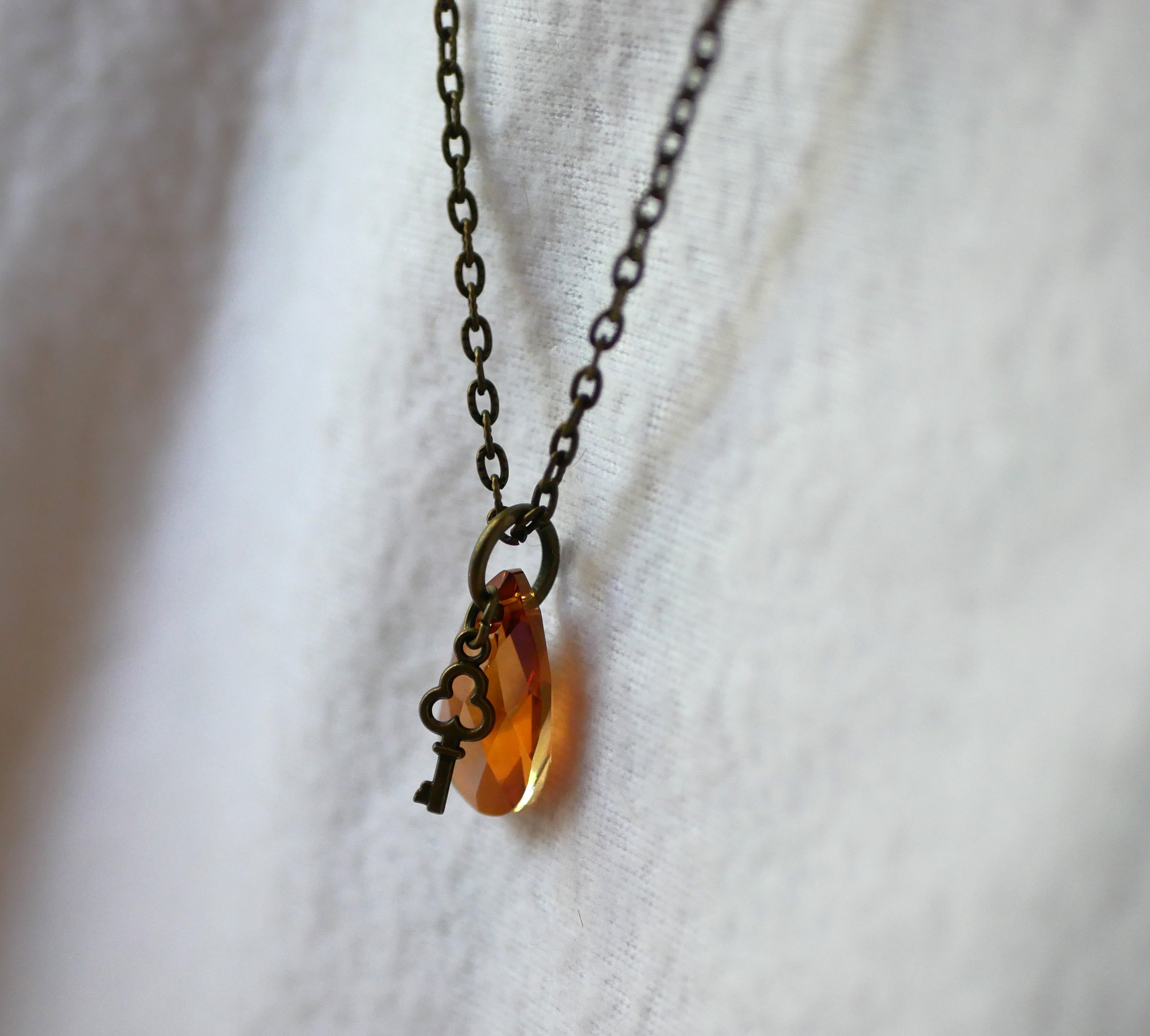 Collier pendentif Swarovski Larme ambre cuivr&eacute; sur cha&icirc;ne bronze vieilli