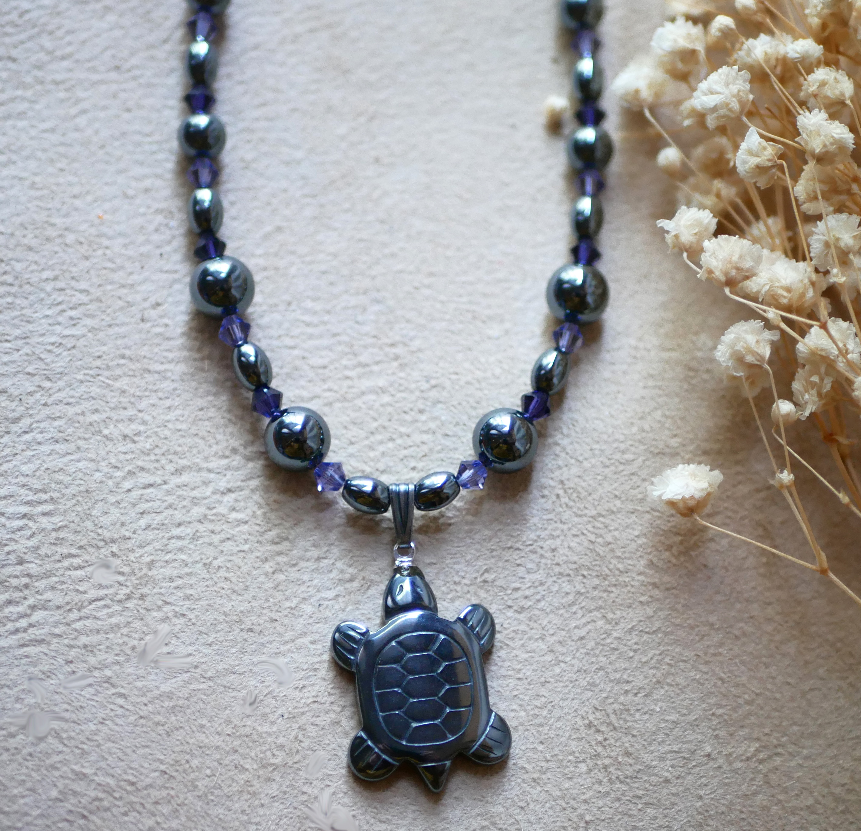 Collier au pendentif Tortue et perles en hématite et cristal violet