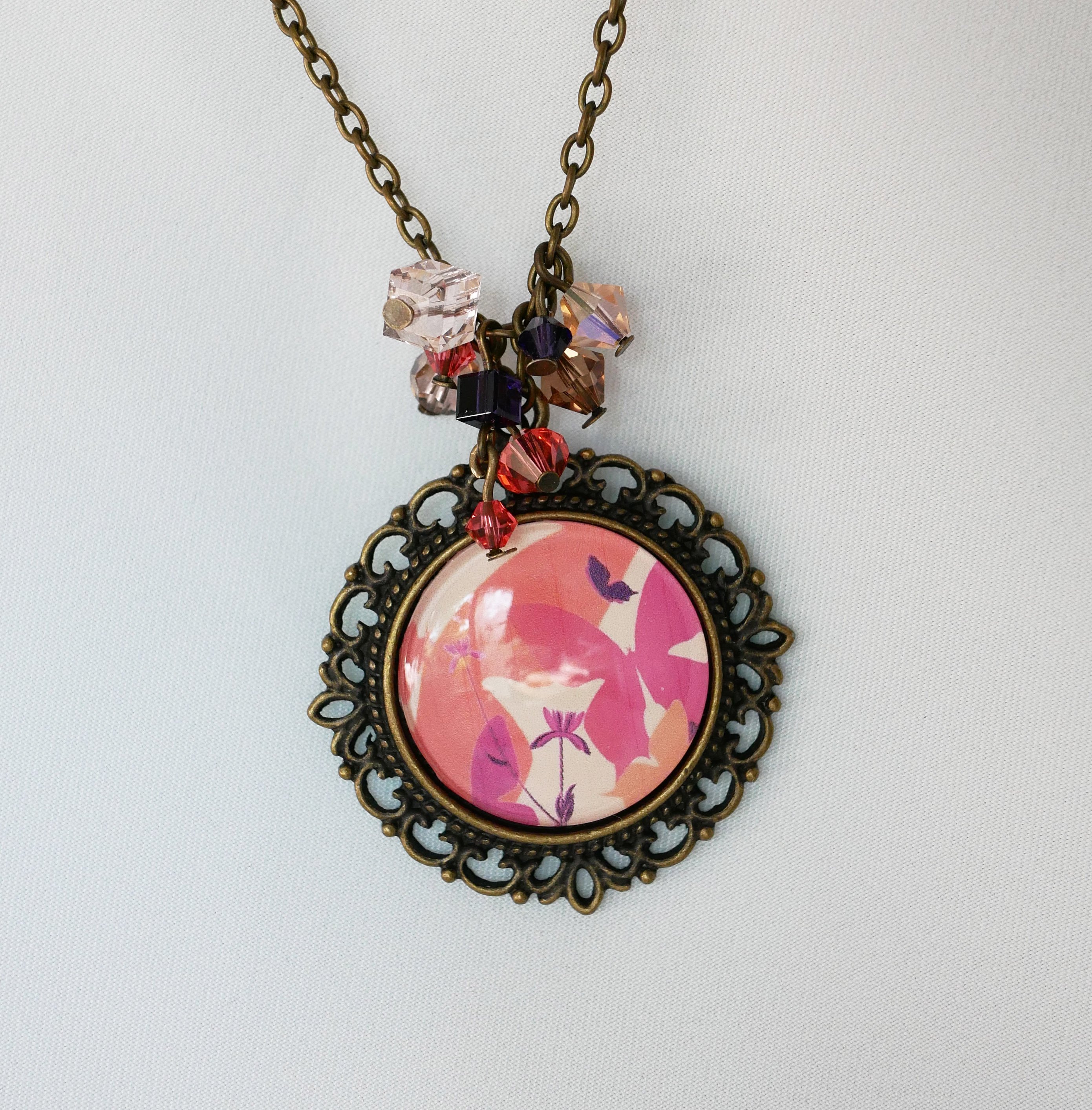 Collier au pendentif vintage et cabochon Papillons tons p&ecirc;che corail