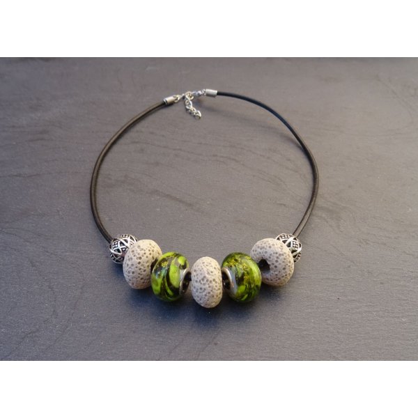 Ecru/Olivine perlek&aelig;de med perler p&aring; sort l&aelig;der