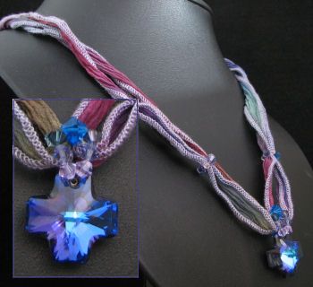 Collier Soie bohème Croix en cristal