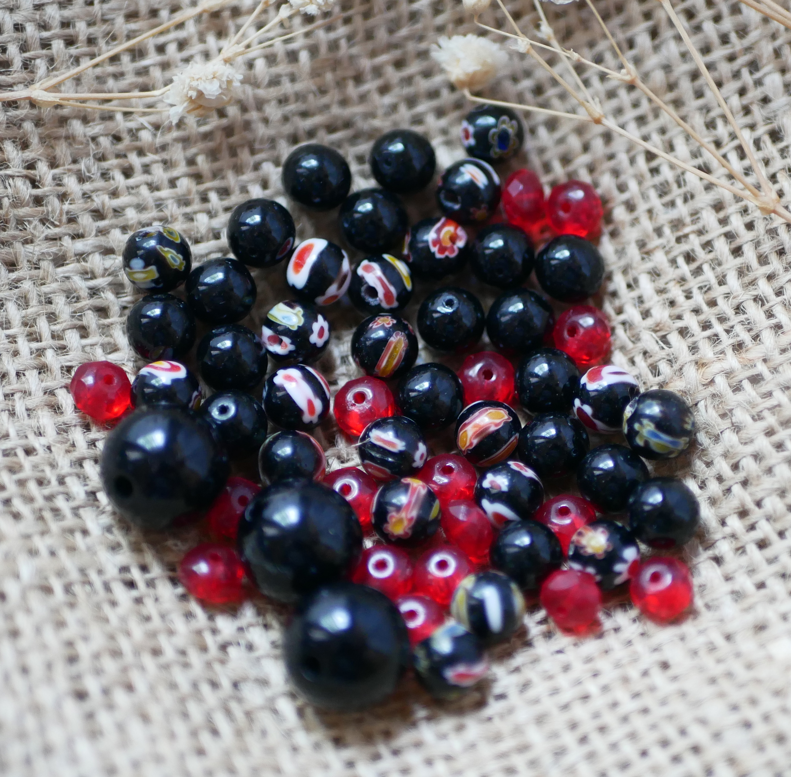 Lot de perles rondes en verre Noir et Rouge