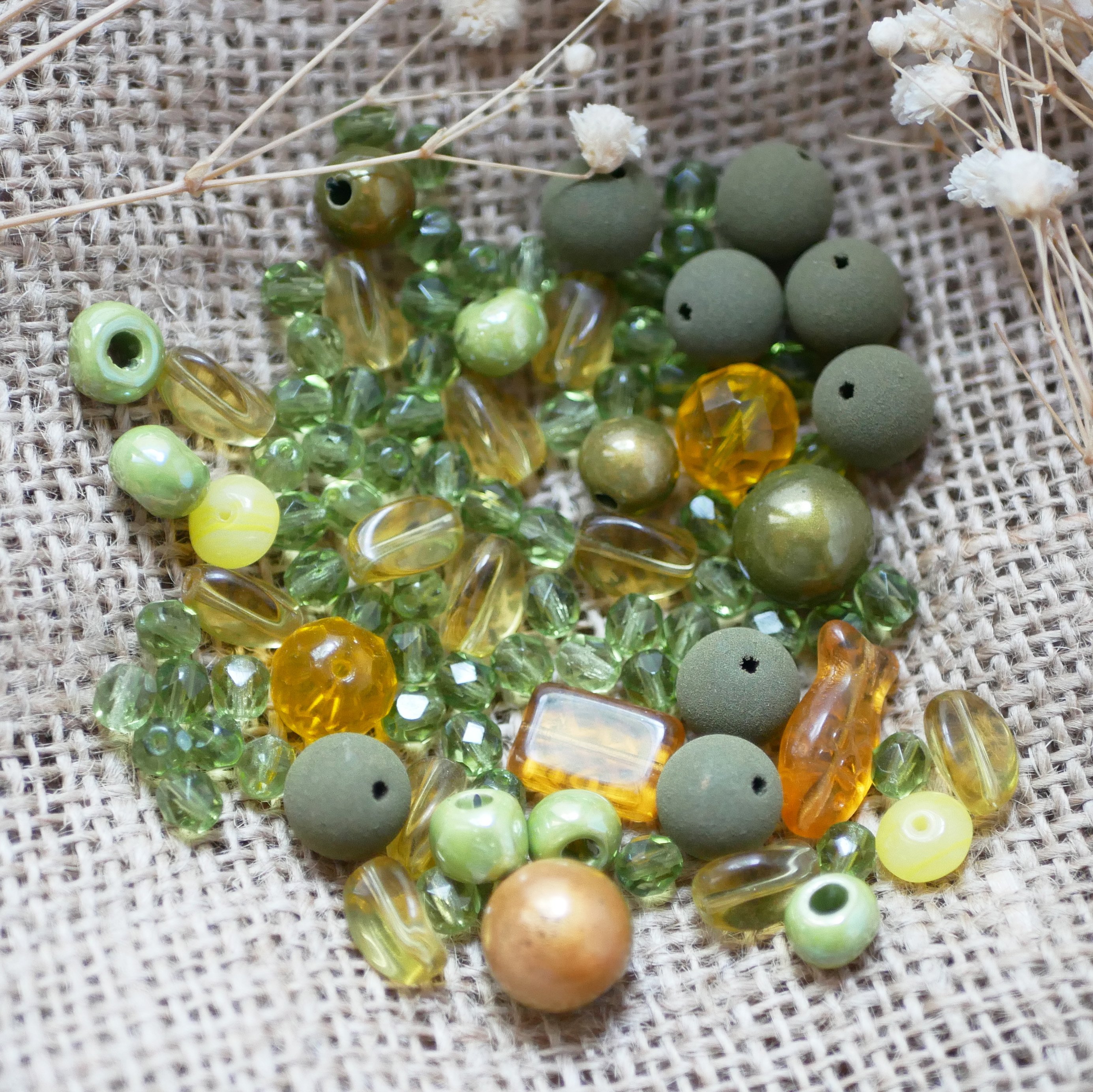 Lot de perles en verre ambre et vert anis et kaki