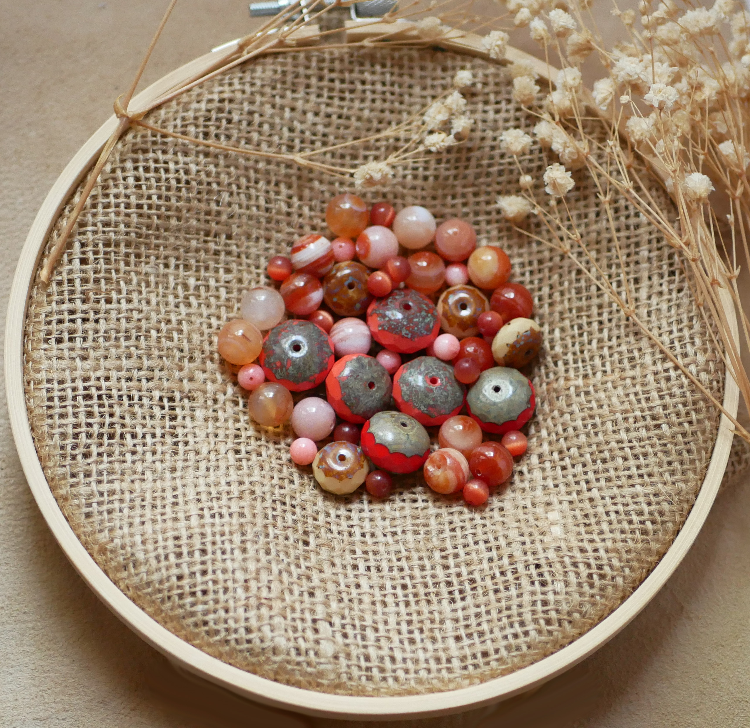 Lot de perles en verre orange et beige 