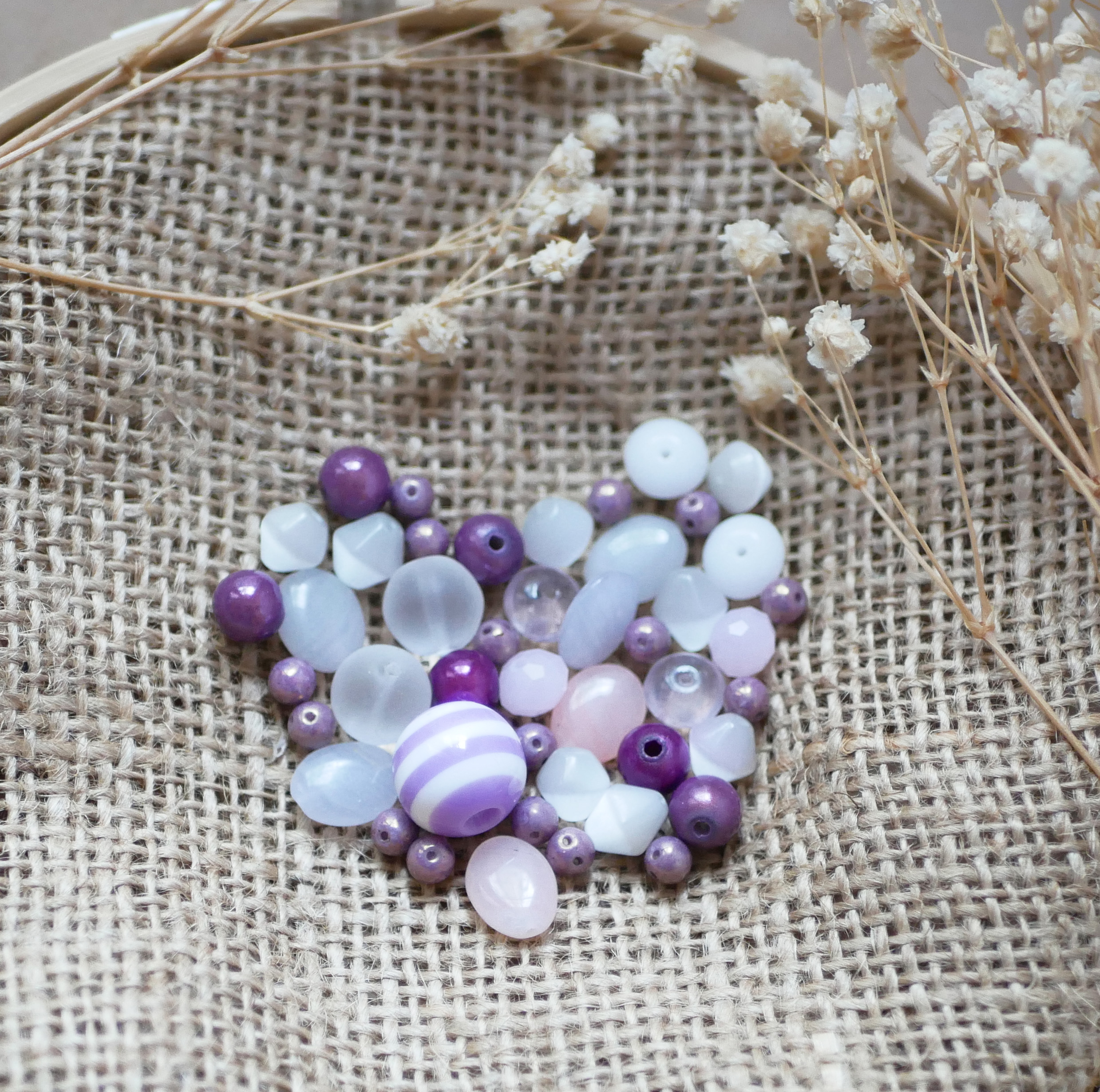 Lot de perles violet parme opale en verre pressé et céramique