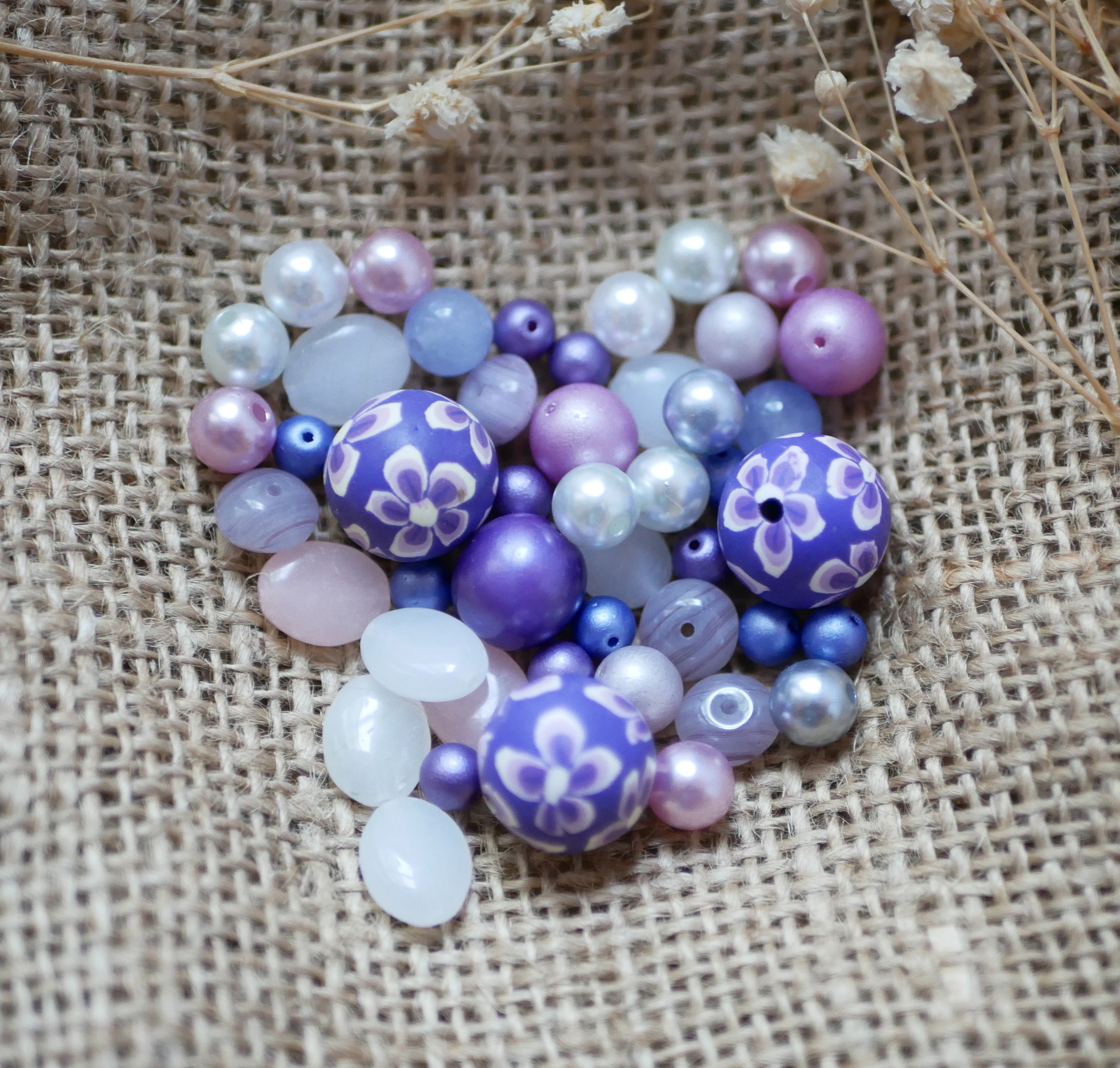 Lot de perles violet parme en verre pressé, fimo et verre nacré