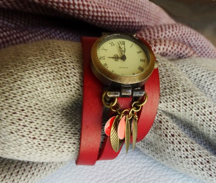 Montre bracelet cuir 3 tours Sequins et feuilles rouges