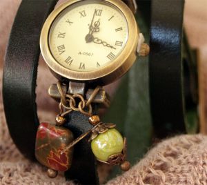Montre bracelet triple cuir vert et breloques perles
