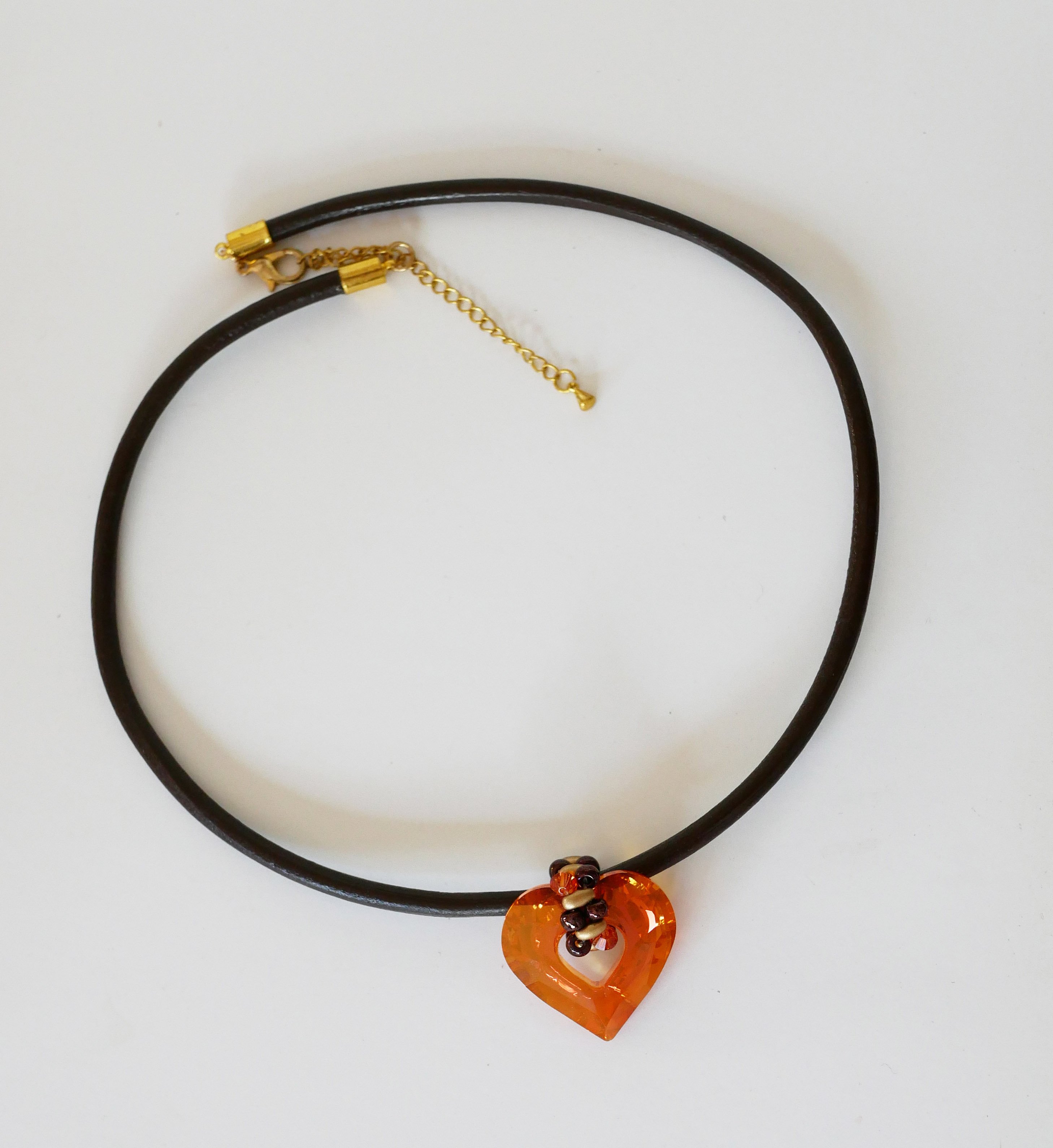 Swarovski hjerte vedh&aelig;ng p&aring; brunt l&aelig;der