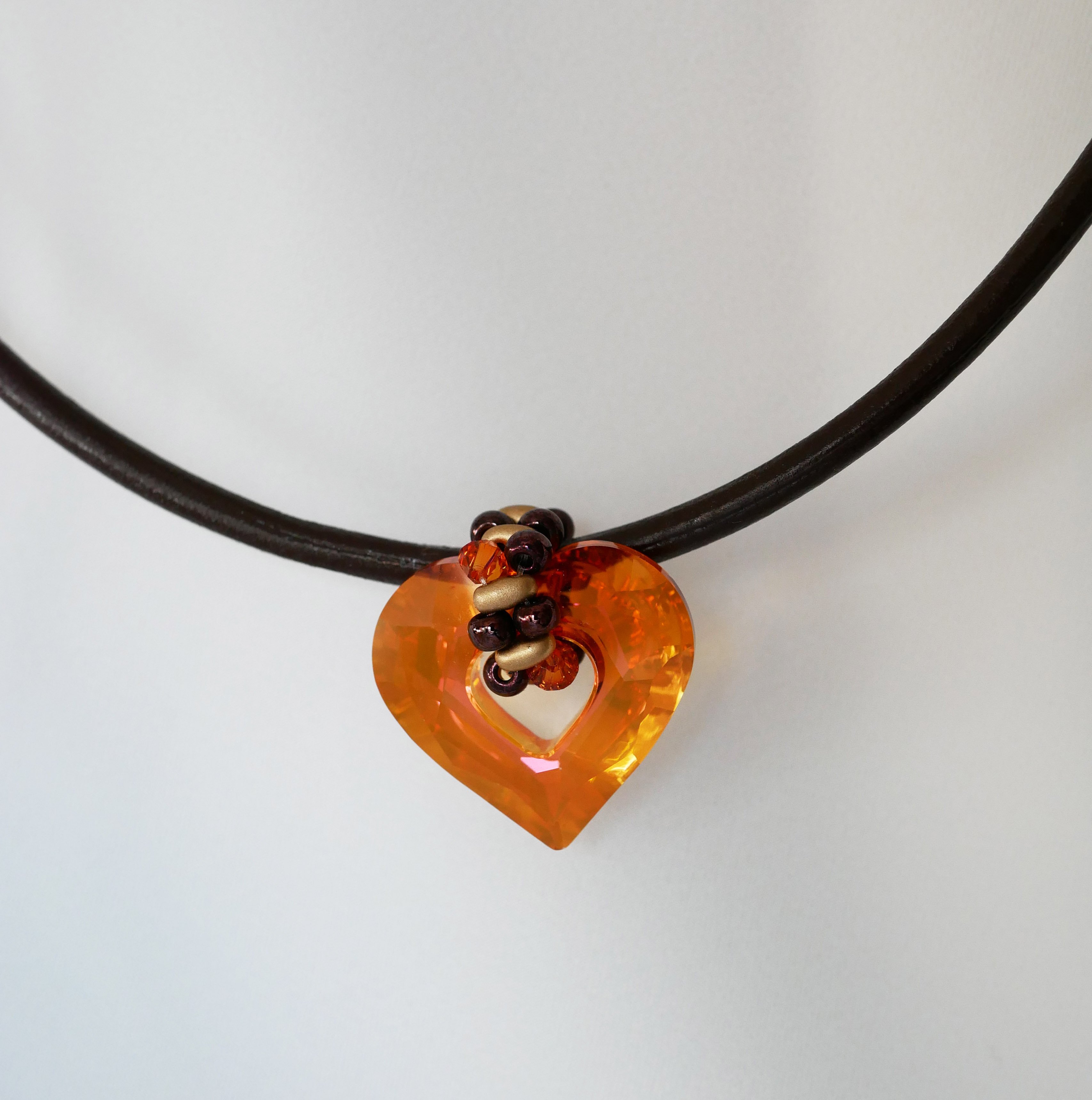 Swarovski hjerte vedh&aelig;ng p&aring; brunt l&aelig;der