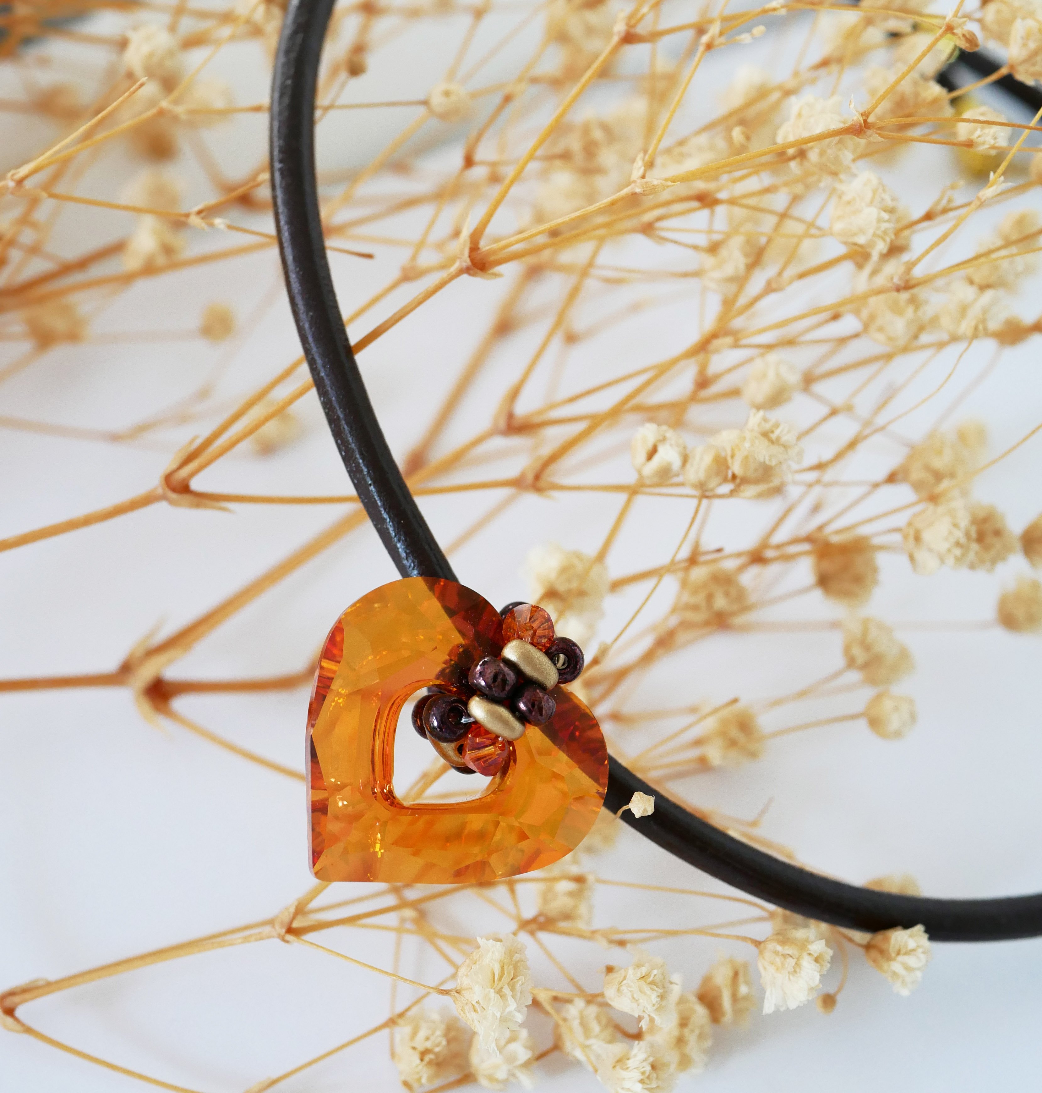 Swarovski hjerte vedh&aelig;ng p&aring; brunt l&aelig;der