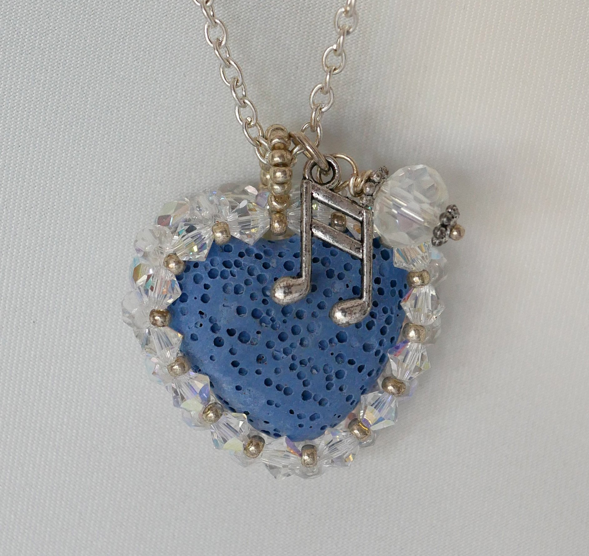 Vedh&aelig;ng Bl&aring; lava sten hjerte p&aring; s&oslash;lvk&aelig;de