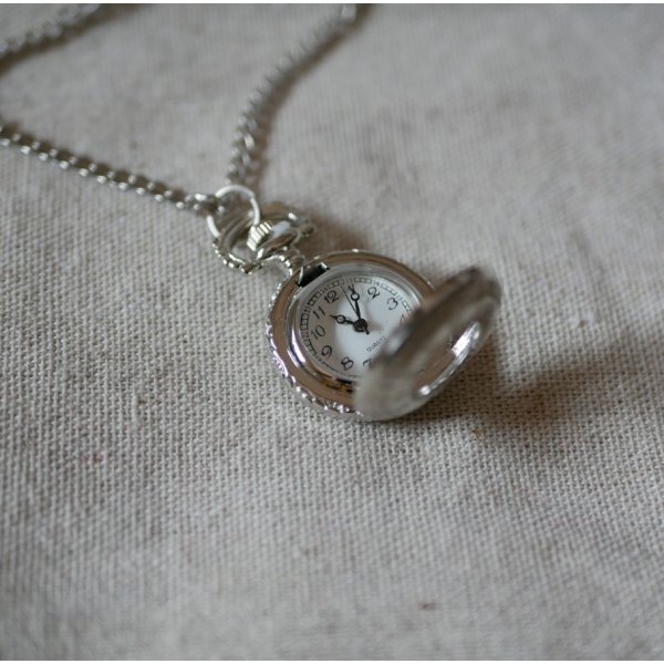 Rundt s&oslash;lvbelagt lommeur vedh&aelig;ng p&aring; k&aelig;de