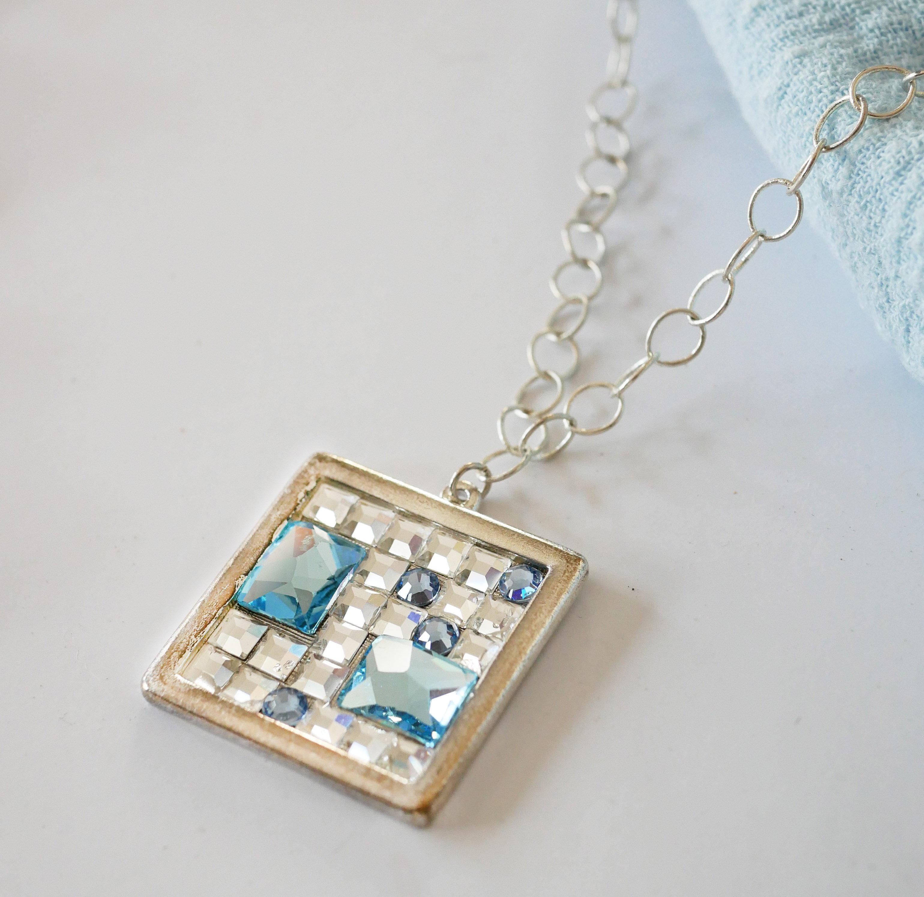 Firkantet medaljon vedhæng med Swarovski cabochons