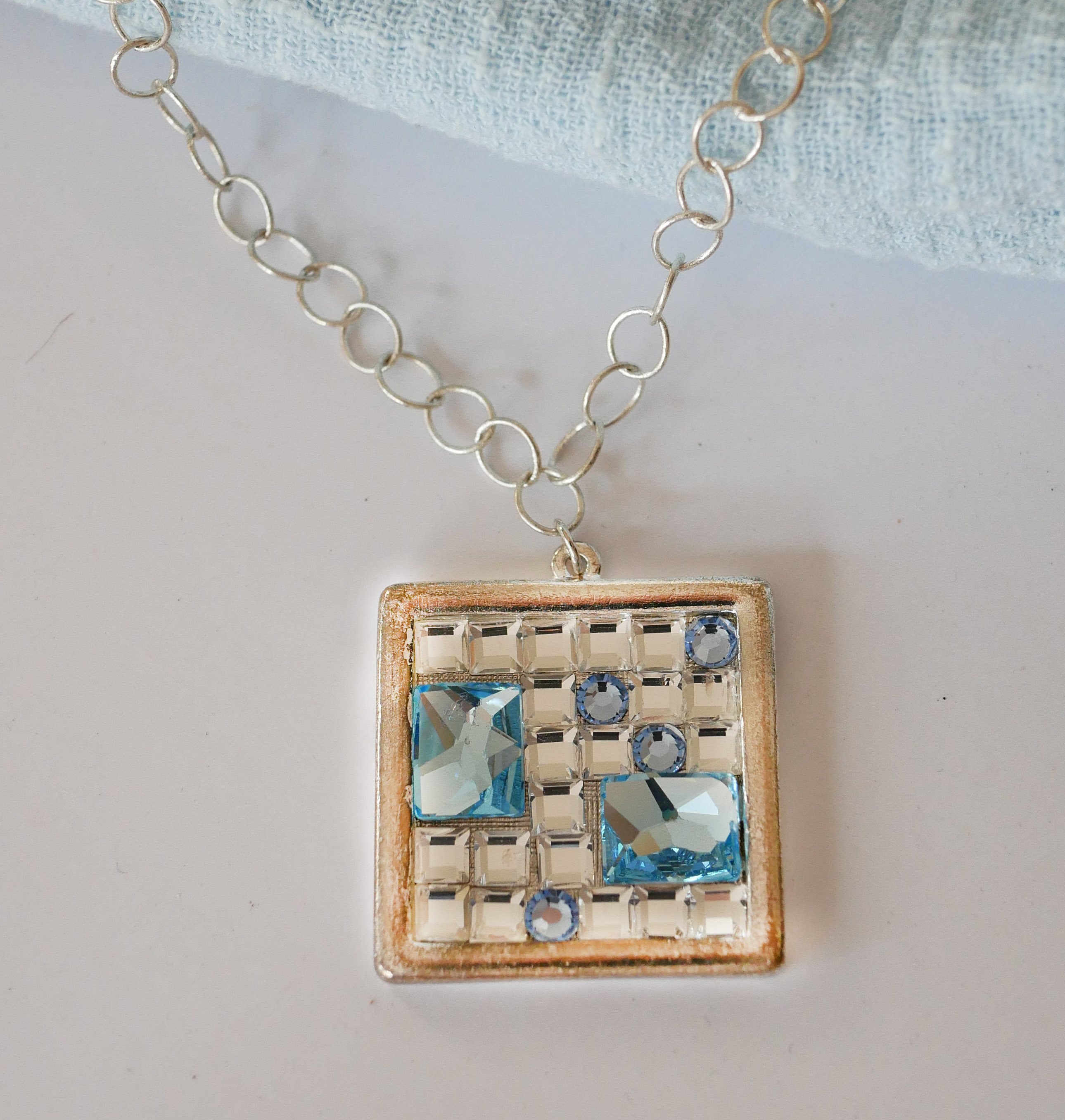 Firkantet medaljon vedhæng med Swarovski cabochons