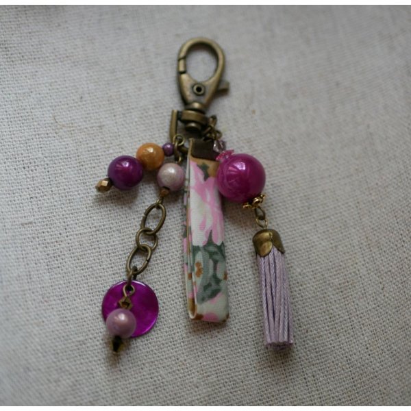 Fuchsia perle taske n&oslash;glering med lilla pompon