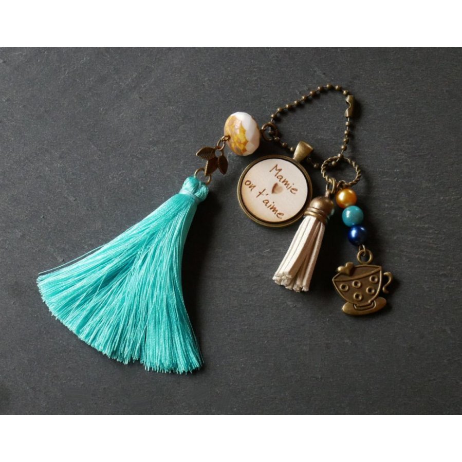 Porte-clé cabochon bois gravé pompon turquoise