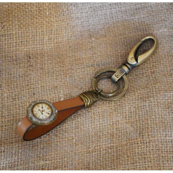 N&oslash;glering i l&aelig;der med Gousset cabochon 