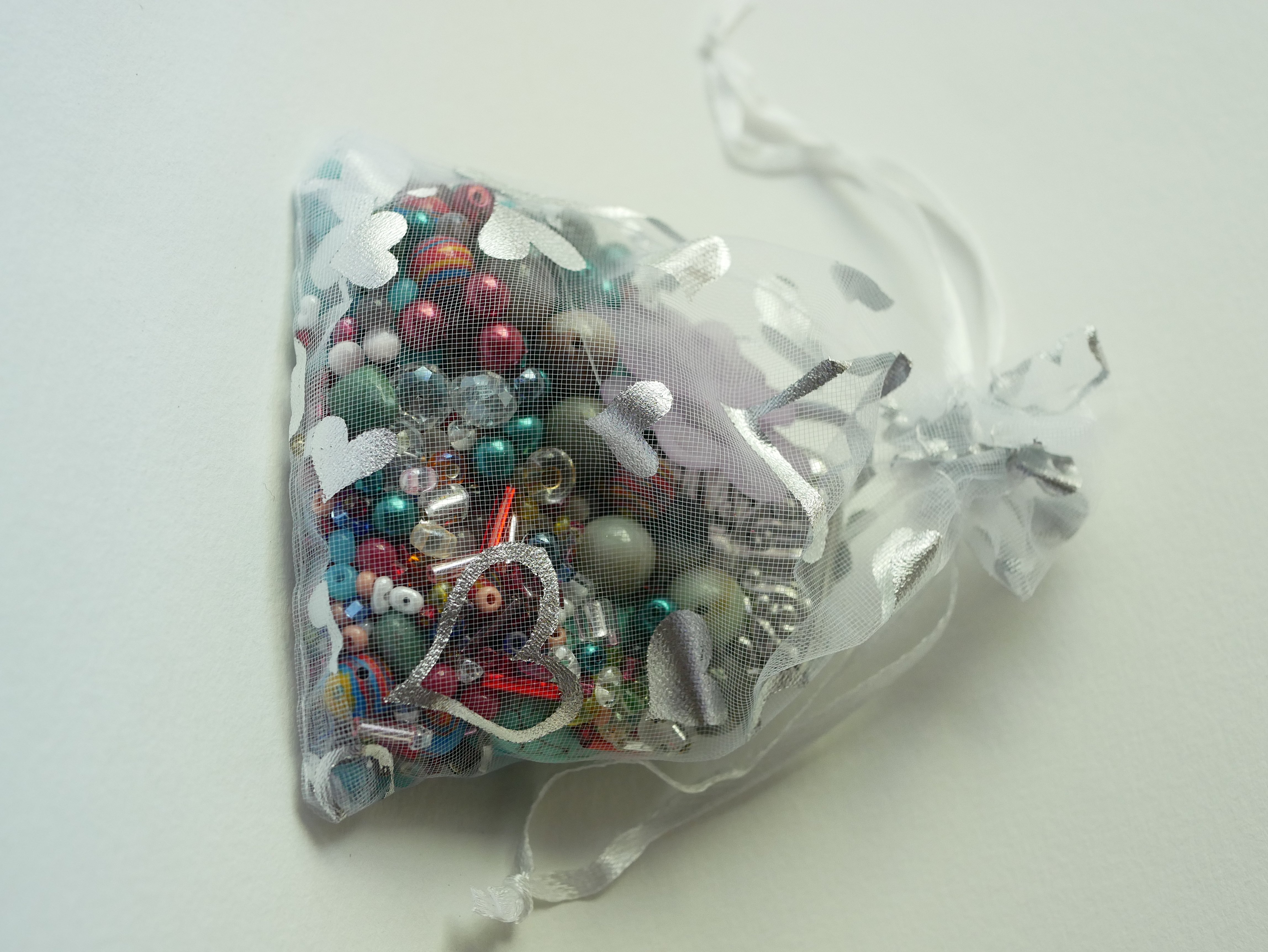 Sachet surprise de perles mixtes : 100 gr de perles verre, cristal, acrylique ou pierre gemme